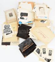 Klf. magyar (Nagy Árpád Dániel, Nagy László Lázár, Várkonyi Károly stb.) és külföldi alkotók: Hatalmas kisgrafika és ex libris gyűjtemény több száz darabbal, közte néhány meghívó, kézirat, katalógus, 5 db fametszet dúc (beazonosítandó alkotó) stb. Klf. technikák, klf. méretekben. Közepes méretű dobozban. Átnézésre érdemes anyag!