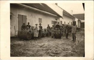 Kádárok (?) munka közben / coopers. photo (EK)