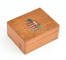 Fa bélyegtartó doboz, címeres díszítéssel, 8,5x6,5 cm