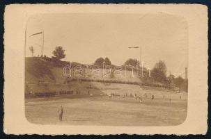 Cseh vagy osztrák labdarúgó csapat játékosai által aláírt fotólap, hátoldalán a pályával Emil Reiche...