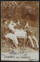 1902 Italozó katonák hölgy társaságában, fotólap, megírva és postázva, 14x9 cm