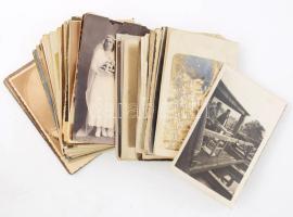 100 db régi fotólap, vegyes témában: portrék, csoportképek, katonai, esküvői képek, stb.; változó állapotban, 14x9 cm körül