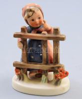 Hummel kerítésnél álló lány, jelzett, restaurált, m: 10 cm