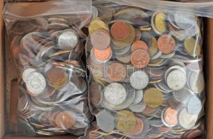 Vegyes, magyar és külföldi érmetétel mintegy ~3,5kg súlyban, benne nagy mennyiségű Eurocent, illetve...