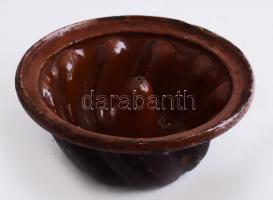 Kuglófsütő. cca 19. sz. vége, Dél-Alföld, mázsérülésekkel, d: 19,5 cm