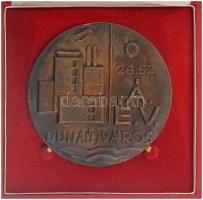~1970-1980. "26. sz. Á. É. V. (Állami Építővállalat) - Dunaújváros" egyoldalas bronz plakett, dísztokban (111mm) T:AU