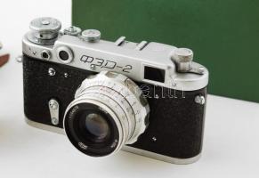 FED-2 fényképezőgép, Industar-26 1:2,8 objektívvel, kiegészítővel, eredeti bőr tokjában, eredeti dob...