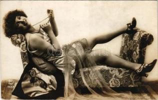 Francia erotikus hölgy díványon. P.C. Paris 1533. / French erotic lady laying on a couch (EK)