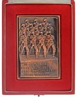 Kiss Nagy András (1930-1997) 1977. "De elvtársaim! Ez az a munkásság, mely osztályharcban vasba öltözött... / Emlékül a Munkásőrség alapító tagjának a Munkásőrség országos parancsnokától 1977. II." vörösréz emlékplakett eredeti tokban (104,5x72mm) T:AU