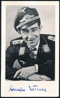 Armin Köhler (1912-1999) német Luftwaffe pilóta, repülő ász (69 légi győzelem), a Jagdgeschwader 77 (JG 77) vadászrepülő-alakulat tagjának autográf aláírása őt ábrázoló képen (későbbi előhívás), 19,5x12 cm / Autograph signature of Armin Köhler (1912-1999) German Luftwaffe pilot, fighter ace (69 aerial victories), member of the Jagdgeschwader 77 (JG 77) fighter wing, on a photo (later copy), 19.5x12 cm