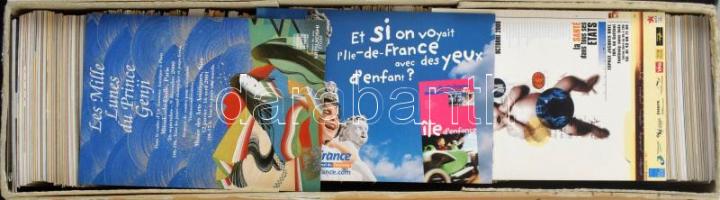 Kb. 1100 db MODERN francia reklám motívum képeslap dobozban / Cca. 1100 modern French advertising motive postcards in a box