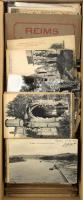 Kb. 1200 db főleg RÉGI francia képeslap dobozban, vegyes minőség / Cca. 1200 mostly pre-1950 French postcards in a box, mixed quality
