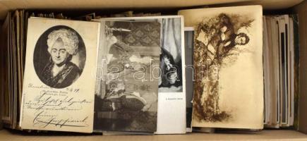 Kb. 650 db főleg RÉGI motívum képeslap dobozban vegyes minőségben: színészek és zenészek / Cca. 650 mostly pre-1960 motive postcards in a box: mixed quality: film, actors, singers