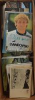 Kb. 450 db félig RÉGI és félig MODERN sport motívum képeslap és fotó dobozban: híres sportolók, stadionok, téli sport, foci / Cca. 450 pre-1960 and modern (half-half) sport motive postcards in a box: stadiums, famous athletes, winter sport