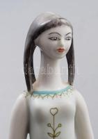 Hollóházi lány korsóval. Terv.: J. Seregély Márta. Jelzett, kézzel festett, m: 27 cm