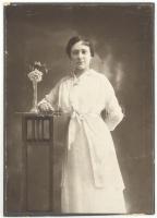 cca 1914/17. Fiatal asszony vázával. Keményhátú fotó Wojtowicz Richárd komáromi műterméből, kis sarokkopás, 15,5x10,5 cm