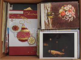 Kb. 900 db MODERN üdvözlőlap vegyes témában egy dobozban / Cca. 900 modern greeting postcards in a box