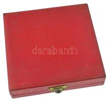 1976. "Magyar Úttörők Szövetsége 1946-1976" egyoldalas Al plakett, eredeti tokban (70mm) T...