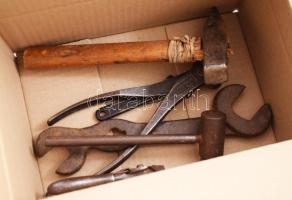 6 darab régi szerszám, közte ötvös szerszámokkal.