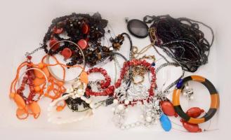 Óriási bizsu tétel: nyakláncok, karláncok, medálok