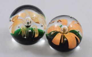 Murano 2 darab levélnehezék, belső virág színezéssel, egyikben tűzhibával, m: 5-6 cm