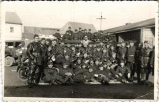 ~1940 Magyar katonák csoportképe teherautóval. photo (fa)