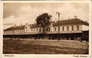 Békéscsaba, vasútállomás, hátoldalán aláírásokkal (EK)