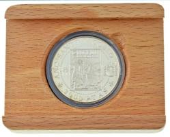 Spanyolország 1993. 2000P Ag "János Károly / Szent Jakab-év - Német jakobita zarándokok" kapszulában, fa dísztokban, tanúsítvánnyal T:PP fo. Spain 1993. 2000 Pesetas Ag "Juan Carlos / Jubilee Year of St. James - German jacobean pilgrims" in capsule, wooden display case and certificate C:PP spotted Krause KM#925