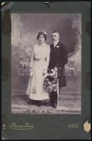 cca 1900-1910 Fiatal erdélyi házaspár portréja, kabinetfotó Ravasz Imre aradi műterméből, sarkaiban kissé sérült, ragasztásnyomokkal, 20x13 cm