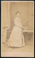 cca 1860 Fiatal hölgy egészalakos portréja, vizitkártya Prihoda &amp; A. Christ pesti műterméből, 10x6 cm (Ritka műterem!)