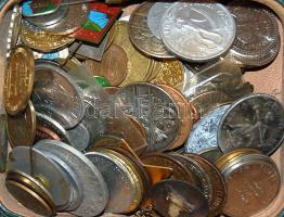 Érdekes zseton, jelvény, játékpénz, érem, plakett, kitüntetés, egyebek tétel, 100db, egész világ, régi és új, sok jobbal!