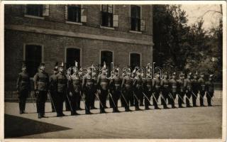 1922 Szeged, Darutollas katonák a laktanya udvarán. photo