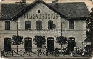 1911 Pilisvörösvár, vasútállomás, vasúti vendéglő, étterem, várótermek, forgalmi és táv. hivatal, állomásfőnök irodája. Petrik József kiadása + "ESZTERGOM - BUDAPEST 218. SZ." vasúti mozgóposta bélyegző (kopott sarkak / worn corners)