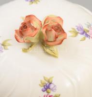 Hollóházi fedeles edény, rózsa fogóval, fogón sérüléssel, jelzett, d: 17 cm