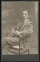 cca 1900-1910 Fiatal férfi portréja, kabinetfotó Csonka Béla marosvásárhelyi műterméből, 16,5x10,5 cm