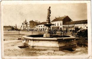Nagyszalonta, Salonta; főtéri részlet az artézi kúttal, Guttmann Miksa üzlete, Szántó áruház, vendéglő / fountain, shops, restaurant (EM)