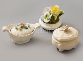 3 darab rózsamintás porcelán: 2 darab Capodimonte ékszeres edény + angol plasztikus virág asztaldísz, utóbbi erős mázrepedéssel, m: 6 cm alatt