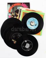 15 darab bakelit, zömmel tokkal, közte Ricky Nelson, Tom Jones, Cliff Richard, Edith Piaf, stb.