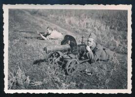 1940 Magyar katonák lőállásban kerekes géppuskával és puskával, 6x4 cm