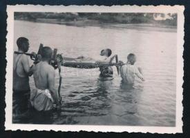 1940 Magyar katonák sebesültet szállítanak át a folyón, valószínűleg mentési gyakorlat, 6x4 cm