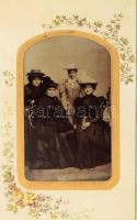 cca 1890-1900 Czullik-család, Czullik Ágost, a Liechtenstein hercegi kertek igazgatója családjának portréja, rajta Czullik "Mama", Inez és Betti, ismeretlen hölggyel a háttérben, ferrotípia, korabeli díszes paszpartuban, Wien, Emma Willardt, amerikanische Schnellphotographie, 8x4,5 cm