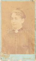 cca 1875 Női portré, keményhátú fotó Veress Ferenc kolozsvári műterméből, kopásnyomokkal, 10,5×6,5 cm