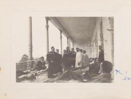 1936 Serédi Jusztinián hercegprímás látogatása a budakeszi tüdőszanatóriumban, hátoldalon feliratozott fotó, 8,5×10,5 cm