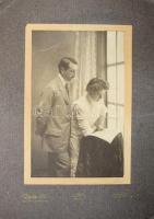 cca 1915 Házaspár műtermi portréja, keményhátú fotó Bogdán Arthur (Kézdivásárhely, Kovászna) műterméből, kartonra kasírozott fotó, felületén törésnyom, 20,5×13 cm