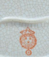 Wong Lee gazdag pillangómintával díszített kínáló. Jelzett, 21x16x6,5 cm