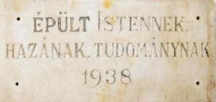 1938 Református épület márvány táblája, "Épült Istennek, Hazának, Tudománynak 1938" felirattal, némi pattogzással, 22x47 cm /// KIZÁRÓLAG SZEMÉLYES ÁTVÉTEL, NEM POSTÁZZUK!