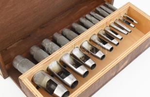 12 darabos lyukasztó készlet, fa dobozában.