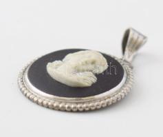 Wedgwood porcelán medál, jelzett, d: 2,5 cm