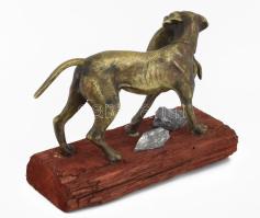 Nyulat tartó vadászkutya bronz szobor, fa talapzaton, 26x21 cm