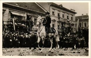 1938 Kassa, Kosice; Horthy Miklós kormányzó bevonulása. Foto Ginzery S. 6. sz. / entry of the Hungarian troops, Horthy on white horse